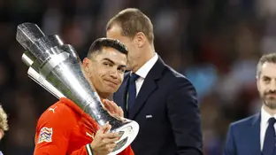 Cristiano Ronaldo sujeta el trofeo de la Nations League 2025 Cristiano Ronaldo sujeta el trofeo de la Nations League 2025
