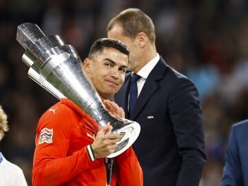 Cristiano Ronaldo sujeta el trofeo de la Nations League 2025