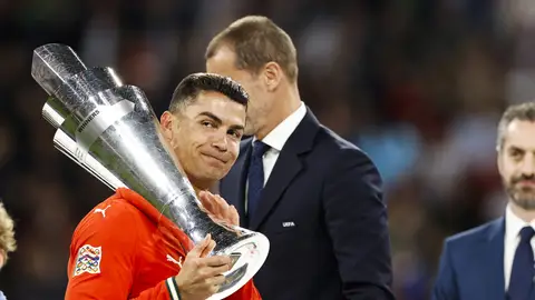 Cristiano Ronaldo sujeta el trofeo de la Nations League 2025 Cristiano Ronaldo sujeta el trofeo de la Nations League 2025