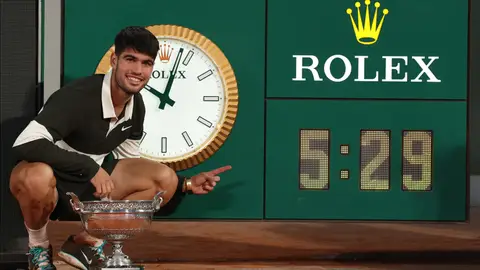 Alcaraz posa con la Copa de los Mosqueteros junto al reloj que marca el tiempo que duró la final de Roland Garros Alcaraz posa con la Copa de los Mosqueteros junto al reloj que marca el tiempo que duró la final de Roland Garros