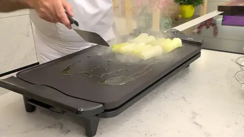 Extiende los trozos de puerro y cocínalos Extiende los trozos de puerro y cocínalos