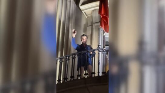 Morante saluda desde el balc&oacute;n del hotel