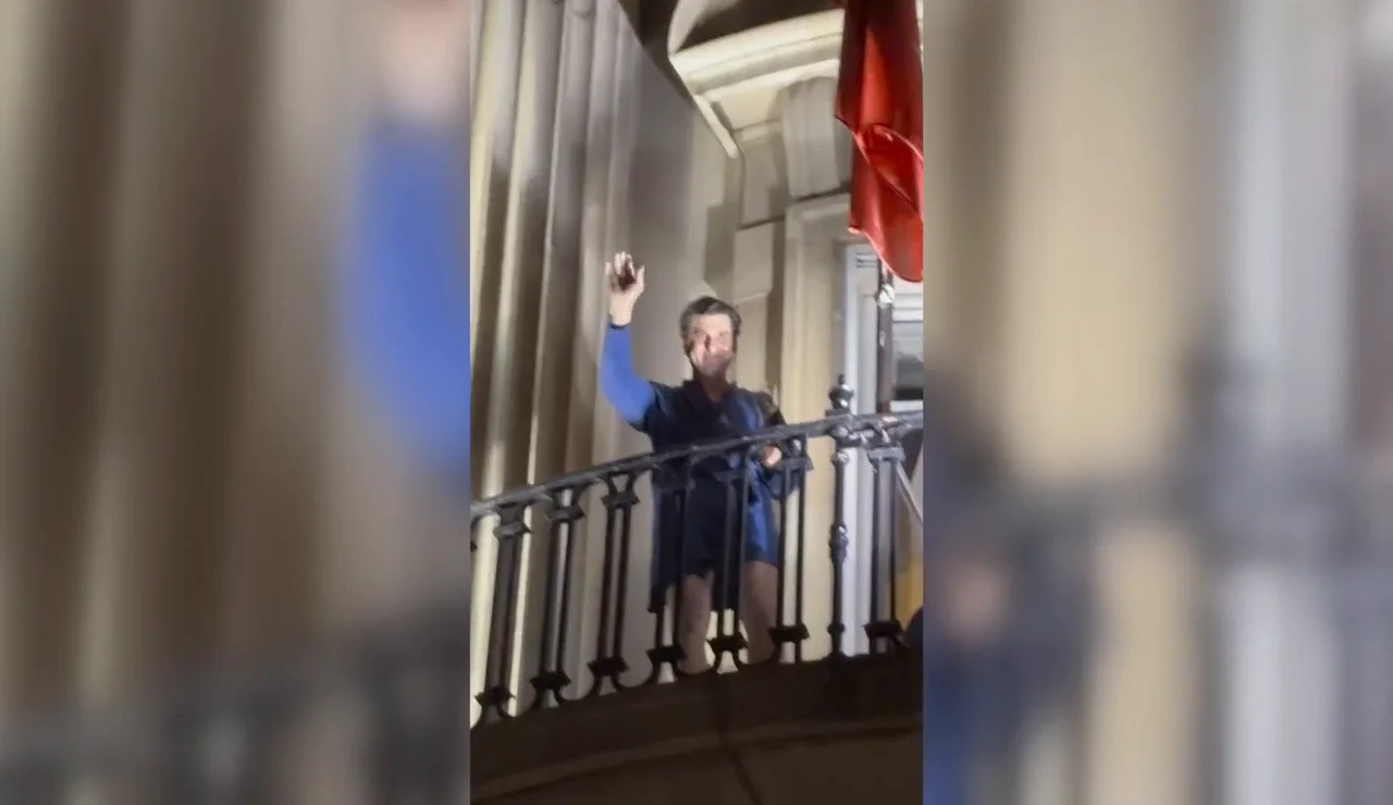 Morante saluda desde el balcón del hotel