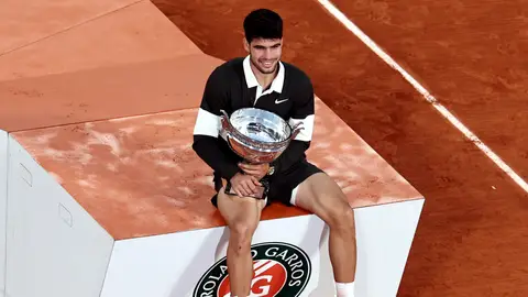 Carlos Alcaraz posa con su segunda Copa de los Mosqueteros Carlos Alcaraz posa con su segunda Copa de los Mosqueteros