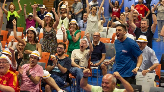 Vecinos de El Palmar celebran un punto de Alcaraz en la final ante Sinner