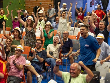 Vecinos de El Palmar celebran un punto de Alcaraz en la final ante Sinner