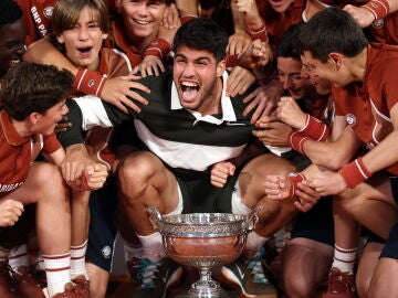 Carlos Alcaraz celebra su victoria con los recogepelotas de Roland Garros