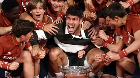 Carlos Alcaraz celebra su victoria con los recogepelotas de Roland Garros Carlos Alcaraz celebra su victoria con los recogepelotas de Roland Garros