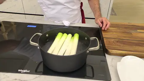 Introdúcelos en la cazuela, sazónalos, tápalos y cuécelos Introdúcelos en la cazuela, sazónalos, tápalos y cuécelos