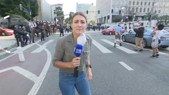 Policía dispara una bala de goma contra una periodista en Los Ángeles Policía dispara una bala de goma contra una periodista en Los Ángeles