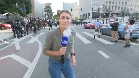 Policía dispara una bala de goma contra una periodista en Los Ángeles Policía dispara una bala de goma contra una periodista en Los Ángeles