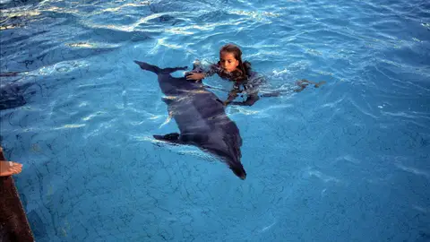 Infanta Critsina nadando con un delfín Infanta Critsina nadando con un delfín