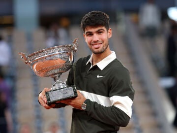 Carlos Alcaraz posa con el trofeo de Roland Garros 2025