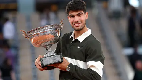 Carlos Alcaraz posa con el trofeo de Roland Garros 2025 Carlos Alcaraz posa con el trofeo de Roland Garros 2025