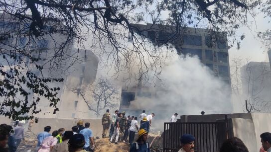 Imagen del edificio con el que choc&oacute; el Boeing 787 en India