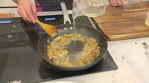 Agrega también el vino blanco Agrega también el vino blanco