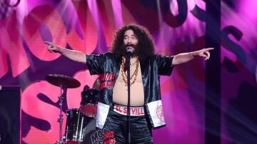 ¡Ver para creer! Bertín Osborne se lo pasa en grande con el ‘Chow chow’ de los Mojinos Escozíos 