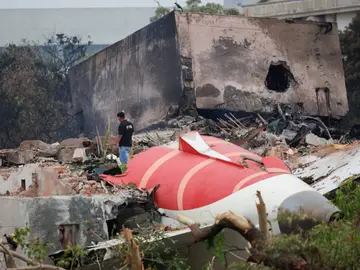 290 muertos y un superviviente en el accidente de la India. Continúan las labores de rescate. 290 muertos y un superviviente en el accidente de la India. Continúan las labores de rescate.