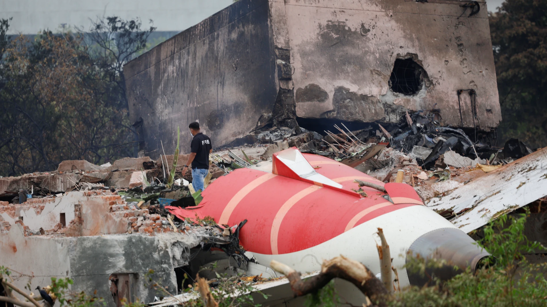 290 muertos y un superviviente en el accidente de la India. Continúan las labores de rescate. 290 muertos y un superviviente en el accidente de la India. Continúan las labores de rescate.