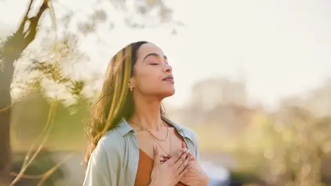 Mujer meditando Mujer meditando