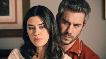 Andrés se desvive por cuidar de María mientras ella lo manipula haciéndole creer que puede rehacer su vida 