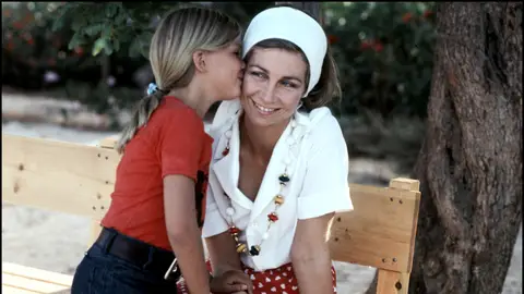 Cristina dado un beso a Sofía Cristina dado un beso a Sofía