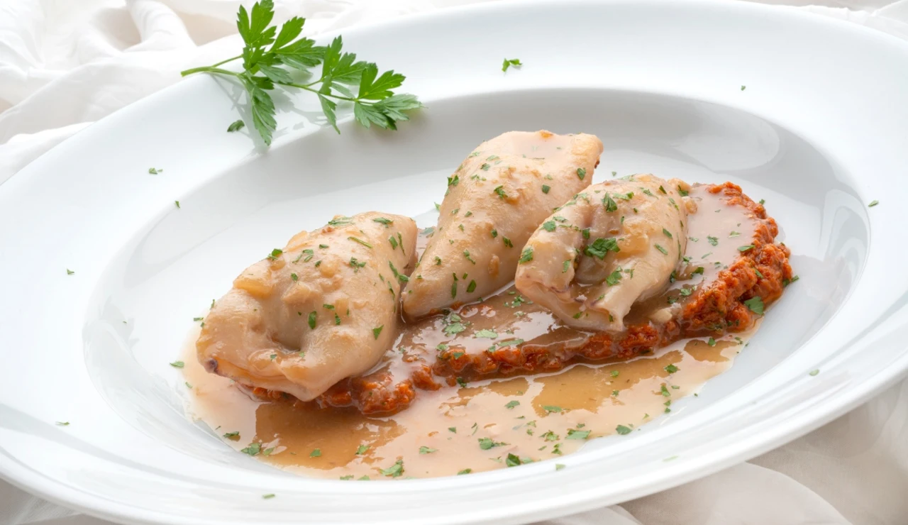 Chipirones rellenos de salsa de tomates secos