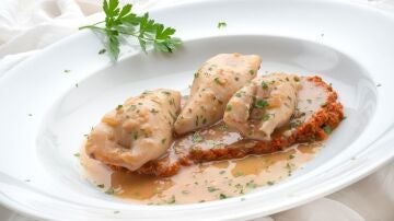 Chipirones rellenos de salsa de tomates secos
