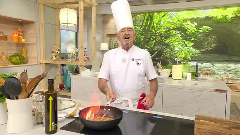 Vierte el brandy, dale un hervor y flambéalo Vierte el brandy, dale un hervor y flambéalo