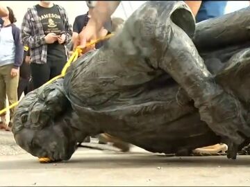 Derriban la estatua de Colón en California