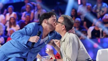 El beso entre Manu Baqueiro y Àngel LLàcer tras dedicarle un juego de palabras