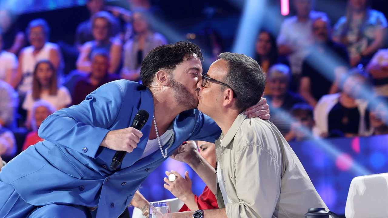 El beso entre Manu Baqueiro y Àngel Llàcer tras dedicarle un juego de palabras El beso entre Manu Baqueiro y Àngel Llàcer tras dedicarle un juego de palabras