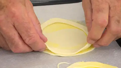 Coloca 4 sobre la bandeja de horno y unta los bordes con huevo batido Coloca 4 sobre la bandeja de horno y unta los bordes con huevo batido