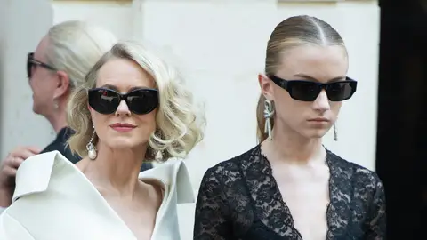 Naomi Watts y su hija Kai Schreiber en un desfile de Balenciaga en París Naomi Watts y su hija Kai Schreiber en un desfile de Balenciaga en París