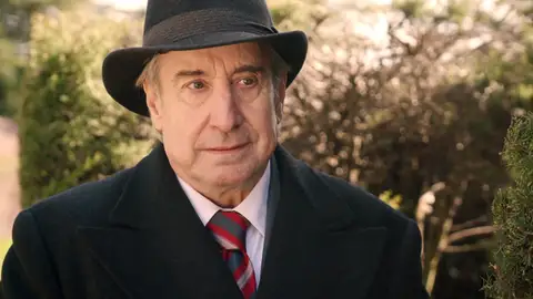 Don Pedro reconoce a Cristina, ¡se da cuenta de que la nueva empleada es su sobrina! Don Pedro reconoce a Cristina, ¡se da cuenta de que la nueva empleada es su sobrina!