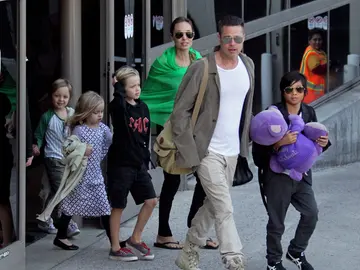 Angelina Jolie y Brad Pitt con sus hijos Vivienne, Knox, Maddox, Shiloh, Pax y Zahara en el aeropuerto de Los Angeles en 2014 Angelina Jolie y Brad Pitt con sus hijos Vivienne, Knox, Maddox, Shiloh, Pax y Zahara en el aeropuerto de Los Angeles en 2014