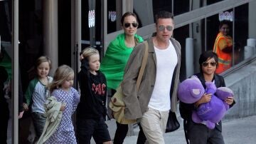 Angelina Jolie y Brad Pitt con sus hijos Vivienne, Knox, Maddox, Shiloh, Pax y Zahara en el aeropuerto de Los Angeles en 2014