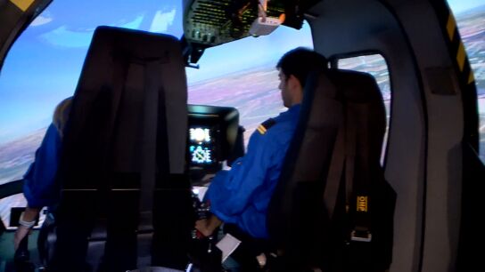 Pilotos entrenando en un simulador de vuelo