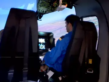 Pilotos entrenando en un simulador de vuelo Pilotos entrenando en un simulador de vuelo