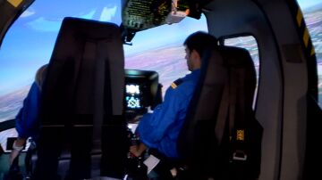 Pilotos entrenando en un simulador de vuelo