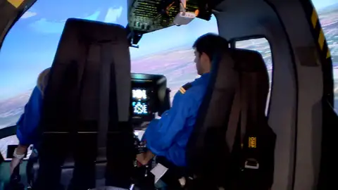 Pilotos entrenando en un simulador de vuelo Pilotos entrenando en un simulador de vuelo