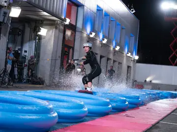 ¡Surf sobre piscinas infantiles! Patricia Conde alucina con el último reto de Marta, la mujer adrenalina ¡Surf sobre piscinas infantiles! Patricia Conde alucina con el último reto de Marta, la mujer adrenalina