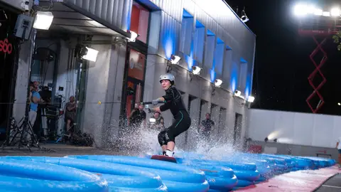 ¡Surf sobre piscinas infantiles! Patricia Conde alucina con el último reto de Marta, la mujer adrenalina ¡Surf sobre piscinas infantiles! Patricia Conde alucina con el último reto de Marta, la mujer adrenalina