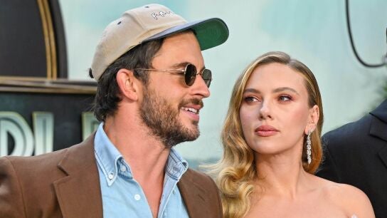 Scarlett Johansson y Jonathan Bailey en la premiere de Jurassic World: El Renacer en Londres