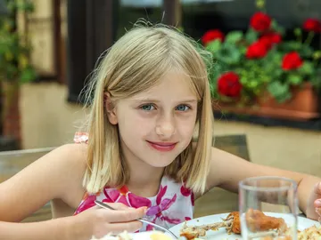 Una niña comiendo Una niña comiendo