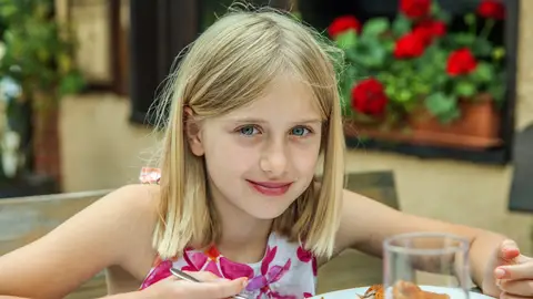 Una niña comiendo Una niña comiendo