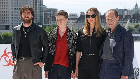Aaron Taylor-Johnson, Alfie Williams, Jodie Comer y Ralph Fiennes en la premiere de 28 días después en Londres Aaron Taylor-Johnson, Alfie Williams, Jodie Comer y Ralph Fiennes en la premiere de 28 días después en Londres