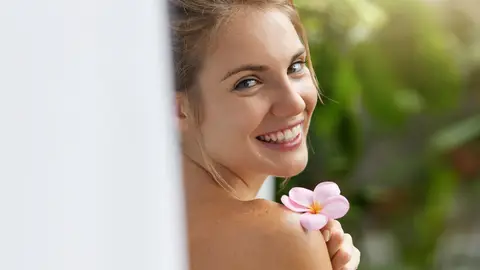 Una mujer sonriente Una mujer sonriente
