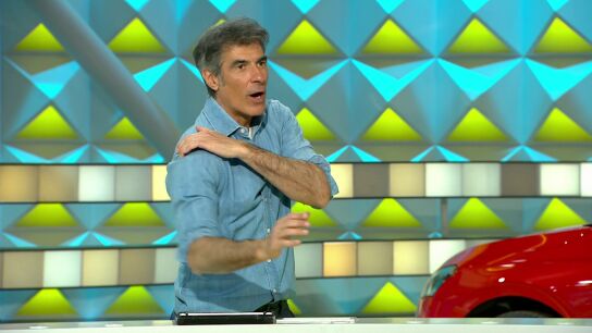 Jorge Fern&aacute;ndez se convierte en fisio de La ruleta de la suerte: "Al tirar as&iacute; has desbloqueado algo en el om&oacute;plato"