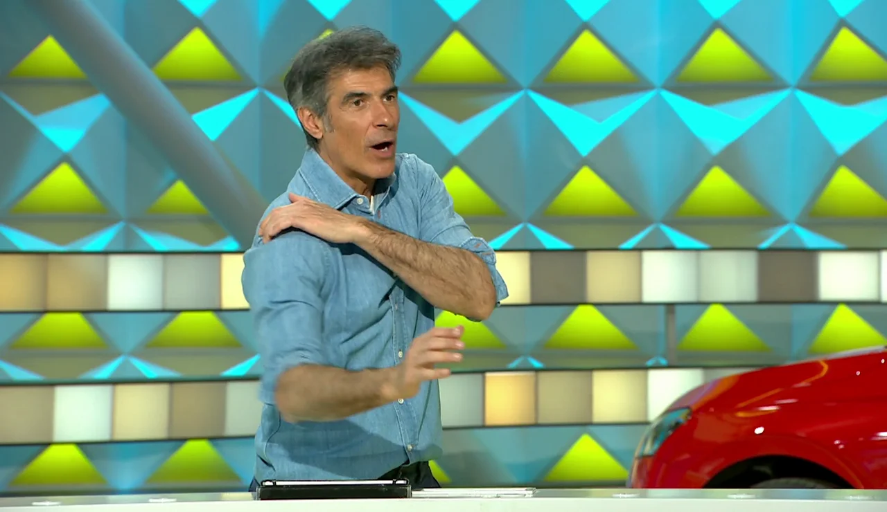 Jorge Fernández se convierte en fisio de La ruleta de la suerte: "Al tirar así has desbloqueado algo en el omóplato"